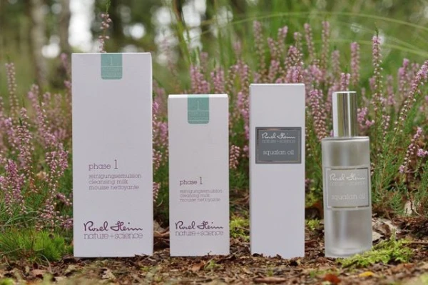 roselheim natuurlijke cosmeticaReinigingsemulsie op basis van L(+)melkzuur  Het L(+)melkzuur in de reinigingsemulsie ondersteunt de beschermende en natuurlijke afweerfunctie van de huidflora. De zachte emulsie neemt overtollig huidvet en vuildeeltjes  op en kan eenvoudig worden afgespoeld met water. Het reinigen van de huid is een belangrijke stap in de dagelijkse huidverzorging. Alleen een gereinigde huid is in staat om werkstoffen in crèmes of emulsies optimaal op te nemen.